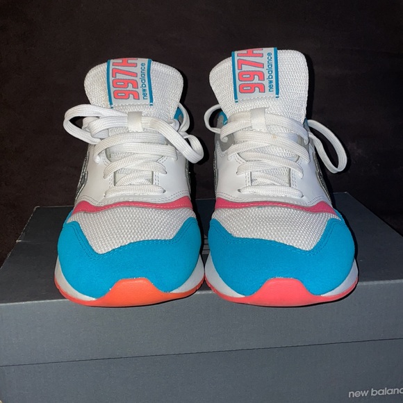 Unisex NEW BALANCE SNEAKERS (W/ Reflective Symbol) - Picture 3 of 6